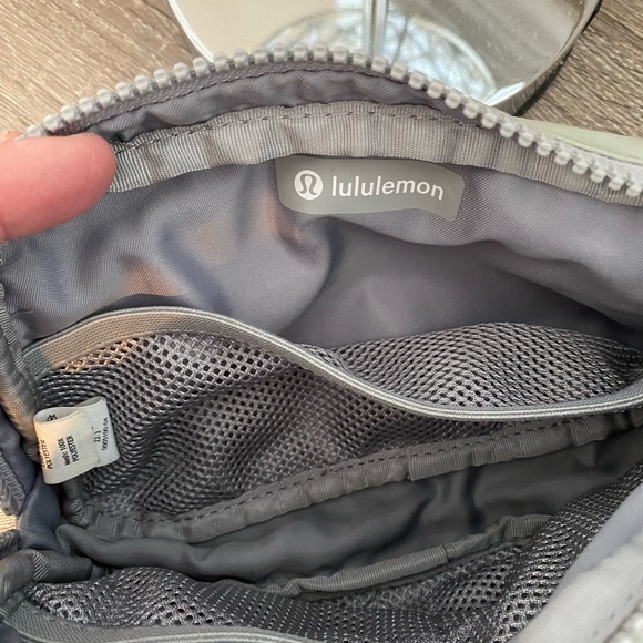 Lululemon Athletica Crossbody Bag in Light Gray - Picture 6 of 6
